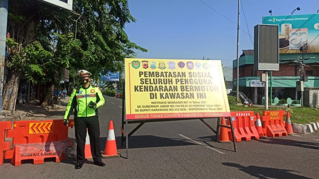 Dua ruas jalan di pusat kota Kabupaten Karawang ditutup, Selasa (6/7). Foto: Dok. Istimewa