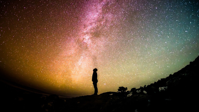 Seorang pria dan milky way Foto: Pixabay 