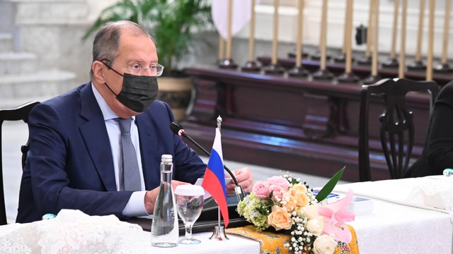 Menlu Rusia Sergei Lavrov saat menyambangi Menlu RI Retno Marsudi di Jakarta, Selasa (6/7). Foto: Kemlu RI
