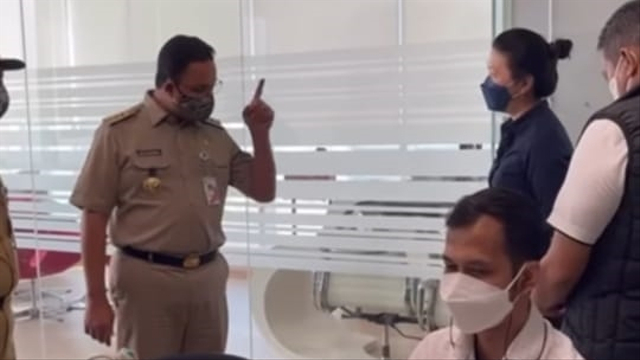 Gubernur DKI Jakarta Anies Baswedan melakukan sidak ke kantor di gedung Sahid Centre di Jalan Jendral Sudirman, Selasa (6/7). Foto: Instagram/@aniesbaswedan