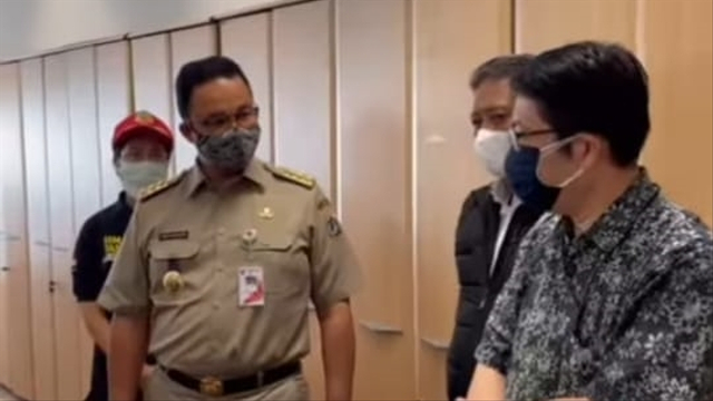 Gubernur DKI Jakarta Anies Baswedan melakukan sidak ke kantor di gedung Sahid Centre di Jalan Jendral Sudirman, Selasa (6/7). Foto: Instagram/@aniesbaswedan