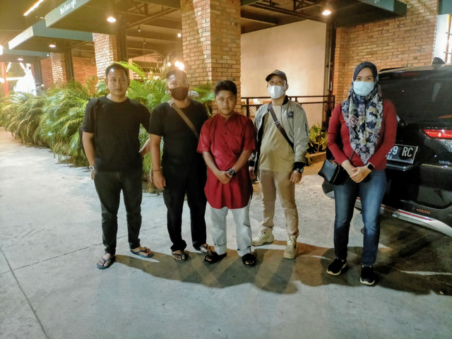 RA (baju merah) pelaku penganiayaan terhadap anak angkatnya di Banyuasin saat ditangkap polisi. (foto: istimewa)