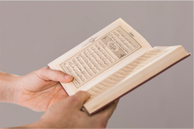 Membaca dan mempellajari isi Al-Qur'an . https://www.freepik.com/