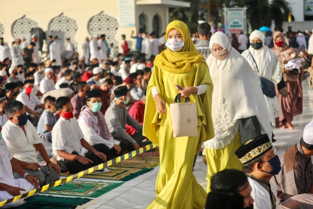 Jemaah salat Idul Fitri 1441 Hijriah di Masjid Raya Baiturrahman, Kota Banda Aceh, Minggu (24/5/2020). Foto: Suparta/acehkini