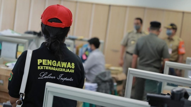 Petugas Disnaker saat ikut menyidak perkantoran di Jakarta bersama Gubernur DKI Jakarta Anies Baswedan. Foto: Instagram/@aniesbaswedan