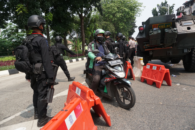 Polisi berjaga di pos penyekatan PPKM Darurat di Lenteng Agung, Jakarta Selatan, Selasa (6/7/2021). Foto: Jamal Ramadhan/kumparan