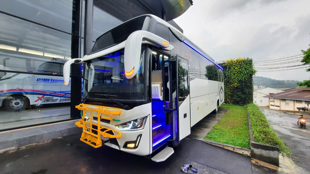 Bus Tourista terbaru garapan karoseri Laksana yang cocok untuk bepergian bersama keluarga. Foto: dok. Laksana