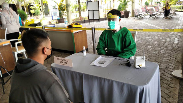 Vaksinasi yang terlaksana di Bandara Sultan Thaha Jambi terpantau sepi. (Foto: M Sobar Alfahri/Jambikita.id)