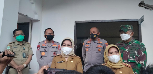 Nur Endang Abbas, Sekda Provinsi Sultra dan Nahwa Umar Sekda Kota, saat memberikan keterangan pers di hadapan para jurnalis usai rapat persiapan PPKM Mikro di Kota Kendari. Foto: Andi May/kendarinesia.