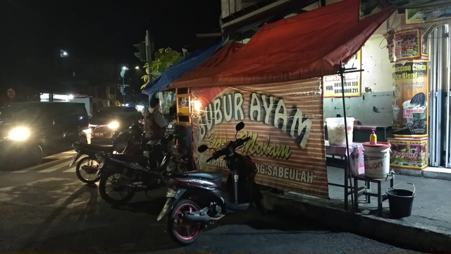 Warung bubur ayam 'Biasa Malam' di Kota Tasikmalaya yang didenda Rp 5 juta karena langgar PPKM Darurat. Foto: Dok. Istimewa