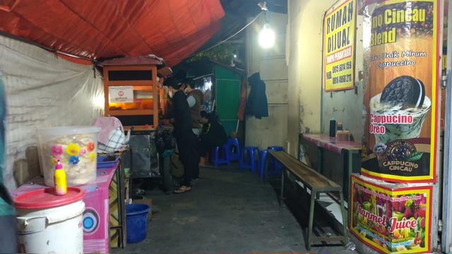 Warung bubur ayam 'Biasa Malam' di Kota Tasikmalaya yang didenda Rp 5 juta karena langgar PPKM Darurat. Foto: Dok. Istimewa
