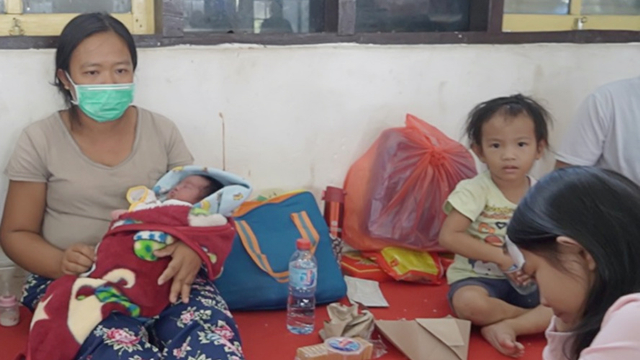 Sriko Maria, saat menggendong anaknya di tenda pengungsian. (BumiPapua.com/Stefanus Tarsi)