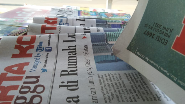 Koran berjejer rapi di atas meja tempat Ida menjual koran dan tabloid. Foto: Sevilla Nouval Evanda