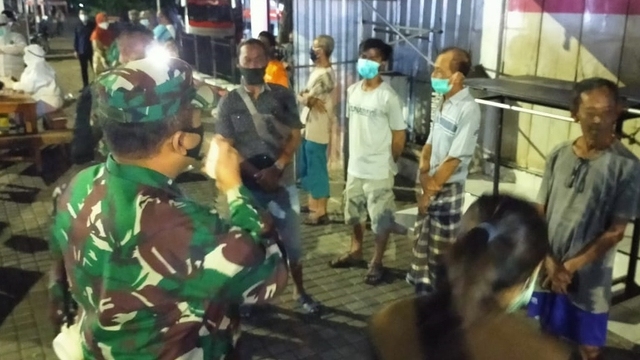 25 pelanggar protokol kesehatan di Pasar Banyuwangi jalani tes swab. Foto: Dok. Istimewa