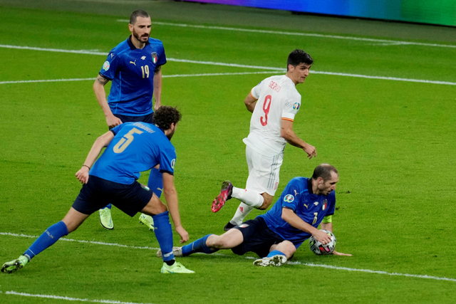 Bola tampak mengenai lengan pemain Italia Giorgio Chiellini pada pertandingan semi final Euro 2020 melawan Spanyol di Stadion Wembley, London, Inggris. Foto: Matt Dunham/Pool/REUTERS