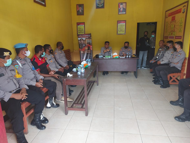 Kapolres Sorong Selatan AKBP Sahat M. H. Siregar sedang memberikan arahan kepada Polsek di Maybrat