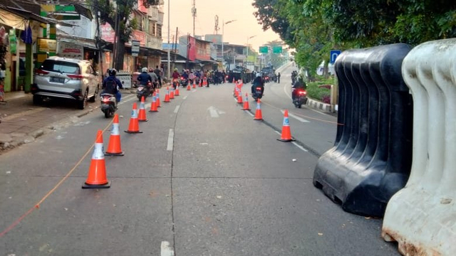 Penyekatan PPKM Darurat di Lenteng Agung, Jakarta Selatan, Rabu (7/7).  Foto: Twitter/@TMCPoldaMetro
