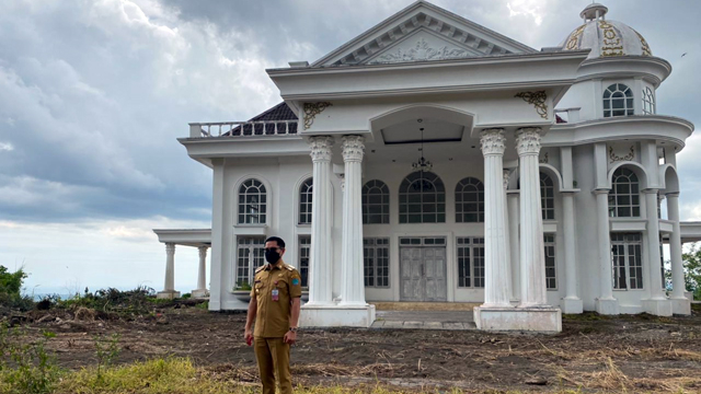 Bupati Minut, Joune Ganda, meninjau langsung keberadaan rumah dinas jabatan yang telah terbengkalai sejak dibangun tahun 2013