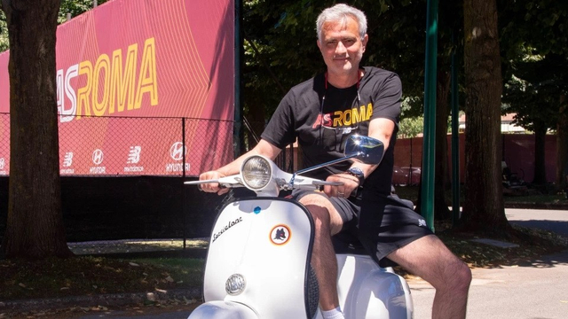 Pelatih AS Roma, Jose Mourinho, saat mengendarai Vespa. Foto: Getty Images