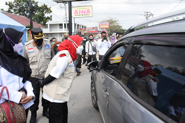 Pemeriksaan swab antigen di posko penyekatan Sukarame Bandar Lampung, Rabu (7/7) | Foto : Sidik Aryono/Lampung Geh