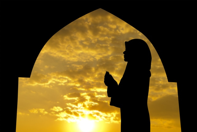 Ilustrasi membaca doa akhir tahun Hijriyah. Foto: Shutterstock
