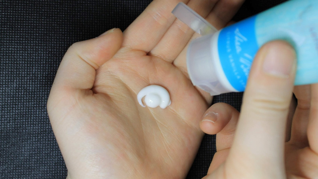 Ilustrasi pelembab untuk kulit berjerawat. (Dok. Unsplash/Clarissa Watson)