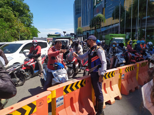 Penutupan akses jalan masuk ke Surabaya di depan Mal Cito Surabaya. Foto: Istimewa