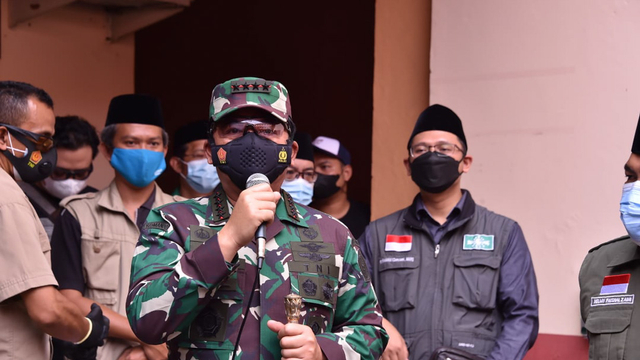 Panglima TNI Marsekal TNI Hadi Tjahjanto meninjau pelaksanaan vaksinasi di Yayasan Pendidikan Islam Al-Mahbubiyah di Jalan Jeruk Purut Cilandak Timur, Jakarta Selatan (7/7). Foto: Dok. Puspen TNI