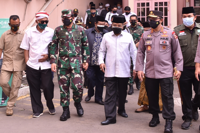 Panglima TNI Marsekal Hadi Tjahjanto saat meninjau pelaksanaan vaksinasi di Yayasan Pendidikan Islam Al-Mahbubiyah bersama Kapolri Listyo Sigit Prabowo. Foto: Dok. Puspen TNI