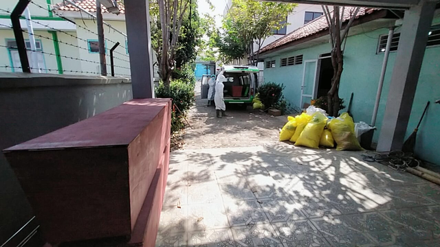 Petugas pemulasaran jenazah COVID-19 di RSUD Brebes. (Foto: Fajar Eko Nugroho/PanturaPost)