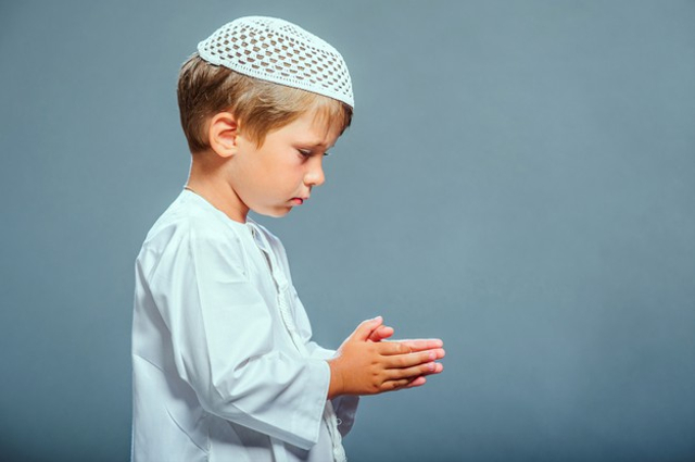Ilustrasi nama bayi laki-laki Islam simple (Sumber: Freepik)
