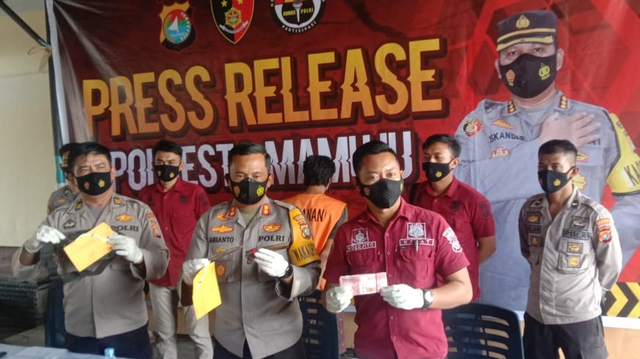 Polresta Mamuju merilis kasus pembunuhan dan pembegalan terhadap seorang tukang ojek di Mamuju. Foto: Awal Dion/SulbarKini