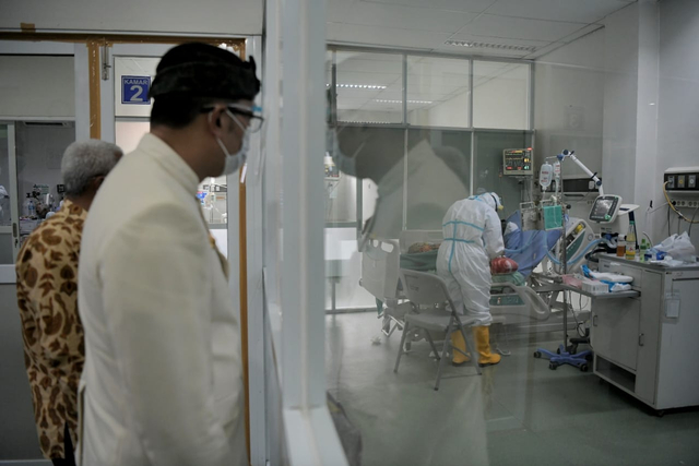 Gubernur Jabar Ridwan Kamil saat meninjau penanganan COVID-19 di rumah sakit. (Foto: Biro Adpim Jabar)