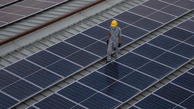 Pekerja melakukan perawatan panel surya di Pembangkit Listrik Tenaga Surya (PLTS) milik Hotel Santika Premiere Palembang, Sumatera Selatan, Rabu (7/7/2021). Foto: Nova Wahyudi/ANTARA FOTO