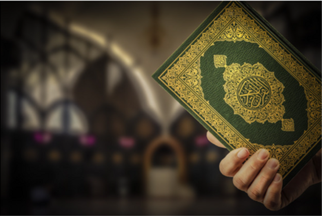 Banyak sekali makna yang terkandung dalam Al-Qur'an. https://www.freepik.com/