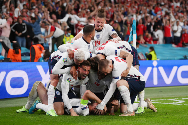 Selebrasi pemain Inggris usai mencetak gol ke gawang Denmark pada pertandingan semi final Euro 2020 di Stadion Wembley, London, Inggris. Foto: Laurence Griffiths/REUTERS