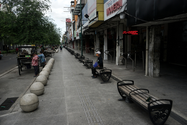 Warga beraktivitas di kawasan wisata Malioboro, Yogyakarta, Sabtu (3/7/2021). Foto: Andreas Fitri Atmoko/Antara Foto