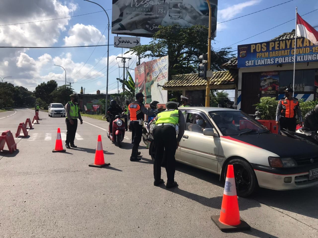 Petugas kepolisian melakukan penyekatan pada pemberlakuan PPKM darurat di Kabupaten Klungkung, Bali. Foto: Dok. Polres. Klungkung