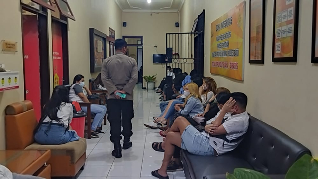 Para wisatawan digelandang ke Polres Batu untuk menjalani pemeriksaan (ist)