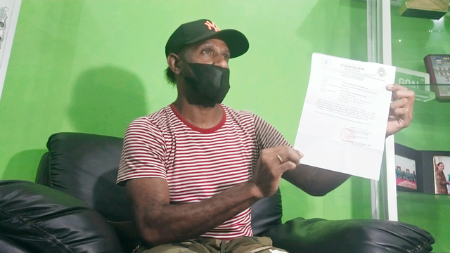 Boas Salossa saat menunjukan surat resmi pemutusan kontrak oleh manajemen Persipura. (BumiPapua.com/Alan Youwe)