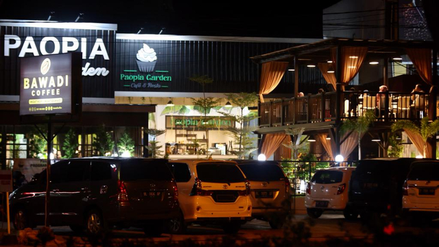 Suasana salah satu warung di Banda Aceh, Rabu malam (7/7/2021). Foto: Suparta/acehkini 