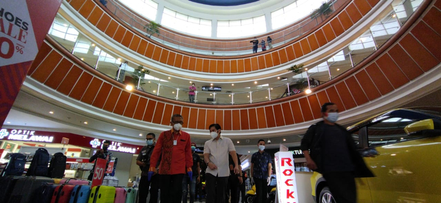 Gubernur Kalbar, Sutarmidji, melakukan sidak ke Ayani Megamal Pontianak. Foto: Leo Prima/Hi!Pontianak