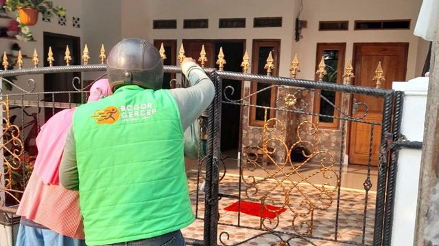 Satgas COVID-19 Kabupaten Bogor memberikan bantuan sembako kepada keluarga pasien corona yang sedang isoman. Foto: Dok. Istimewa