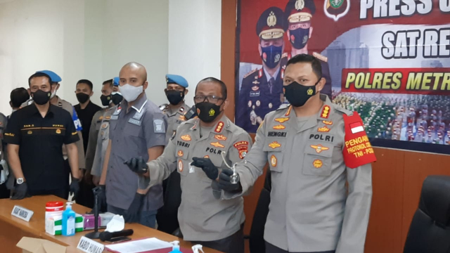 Polisi menggelar kasus narkoba Nia Ramadhani dan Ardie Bakrie. foto: Alexander Vito/kumparan