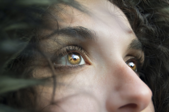 Kedutan mata kiri atas berhari hari, sumber foto: https://unsplash.com/Marina Vitale