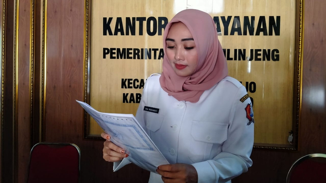 Nia Indrawati, Kepala Seksi (Kasi) Pemerintahan Desa Mlinjeng, Kecamatan Sumberrejo, Kabupaten Bojonegoro, yang sempat viral. (foto: dan/beritabojonegoro)