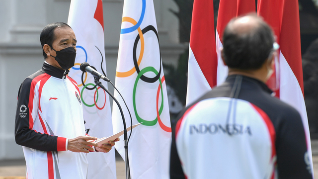 Presiden Joko Widodo (kiri) memberikan sambutan dalam acara pelepasan kontingen Indonesia untuk Olimpiade Tokyo tahun 2020 di halaman Istana Merdeka, Jakarta, Kamis (8/7/2021). Foto: ANTARA FOTO/Biro Pers Setpres/Rusman