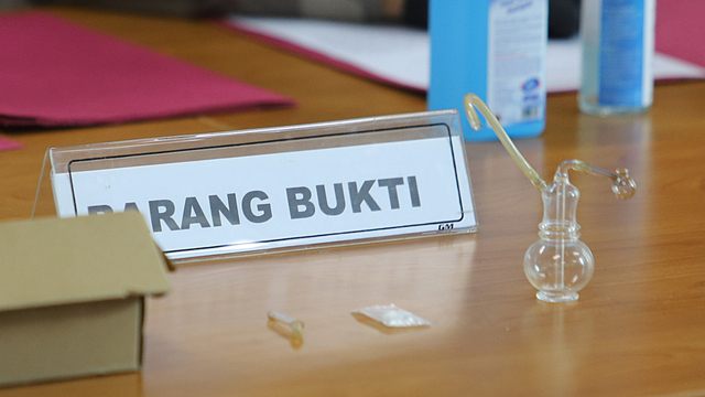 Barang bukti dihadirkan saat menggelar konferensi pers terkait penyalahgunaan artis inisial NR dan AB di Kapolres Jakarta Pusat, Jakarta, Kamis, (8/7). Foto: Ronny