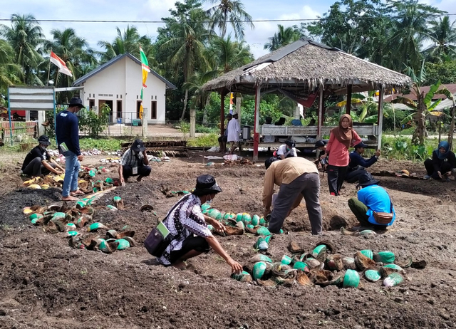 Kegiatan petani di Desa Putak, Muara Enim, Sumsel, mengelola lahan tanpa membakar. (foto: istimewa)