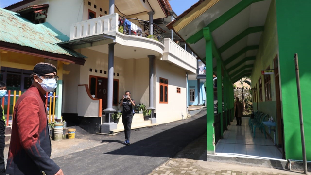 Gubernur Jawa Tengah Ganjar Pranowo menengok Desa Kecis, Kecamatan Selomerto, Kabupaten Wonosobo, yang puluhan warganya isolasi mandiri karena klaster hajatan, Kamis (8/7/2021), Foto: Dok. Pemprov Jateng